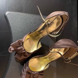 Audrey Brooke used brown bow heels.